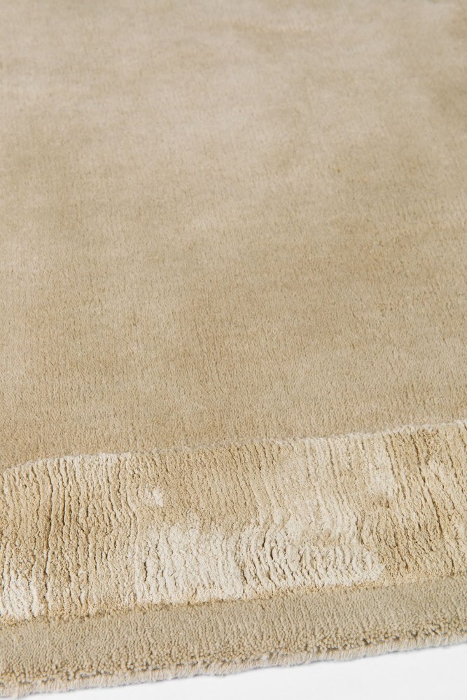 Silk Border Clarendon